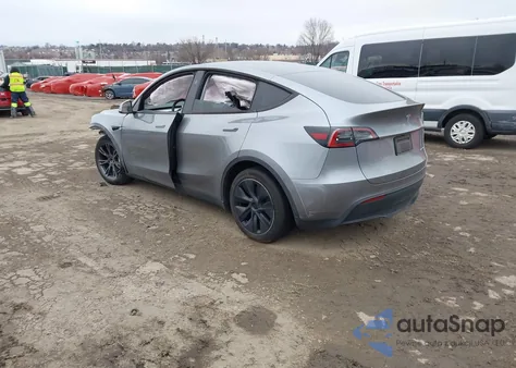 2025 Tesla Model Y Long Range Dual Motor All-Wheel Drive z USA, uszkodzony, nr VIN 7SAYGDEE0SA338433